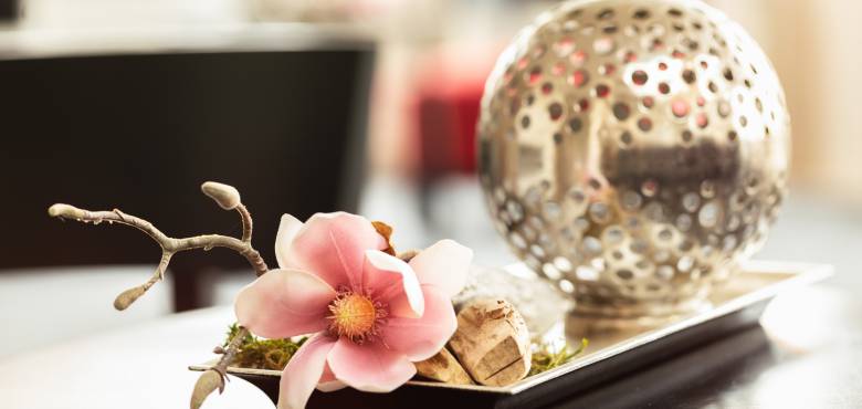 Blumendekor auf Tisch