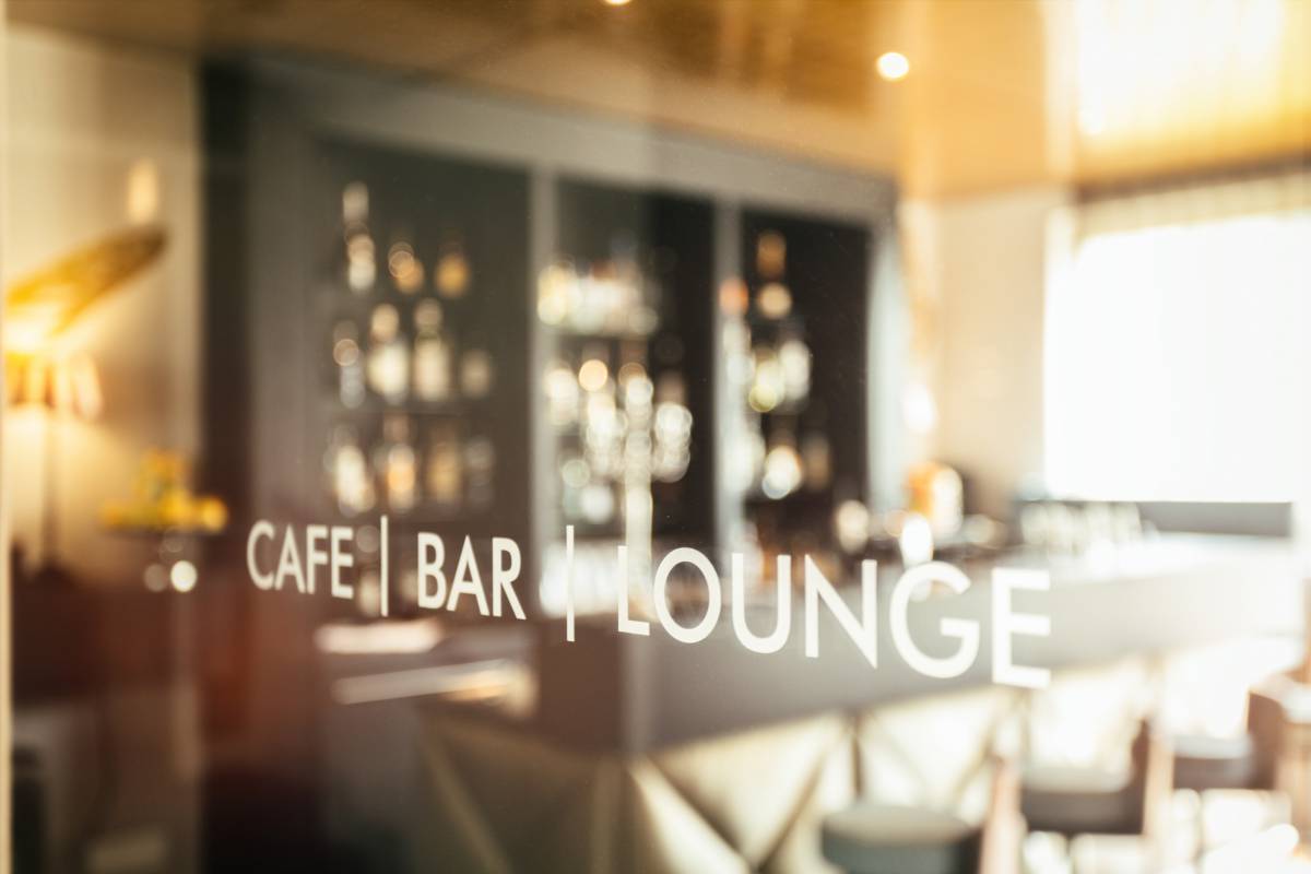 Eingang zum Cafe Bar Lounge im Hotel Traube Revital
