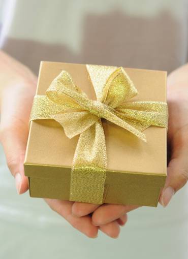 Detailbild golden verpacktes Geschenk