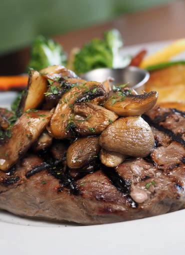 Leckeres Steak mit Champions im Restaurant bei Tuttlingen